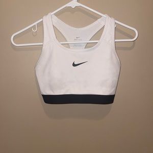 White Nike sports bra. Size xs.